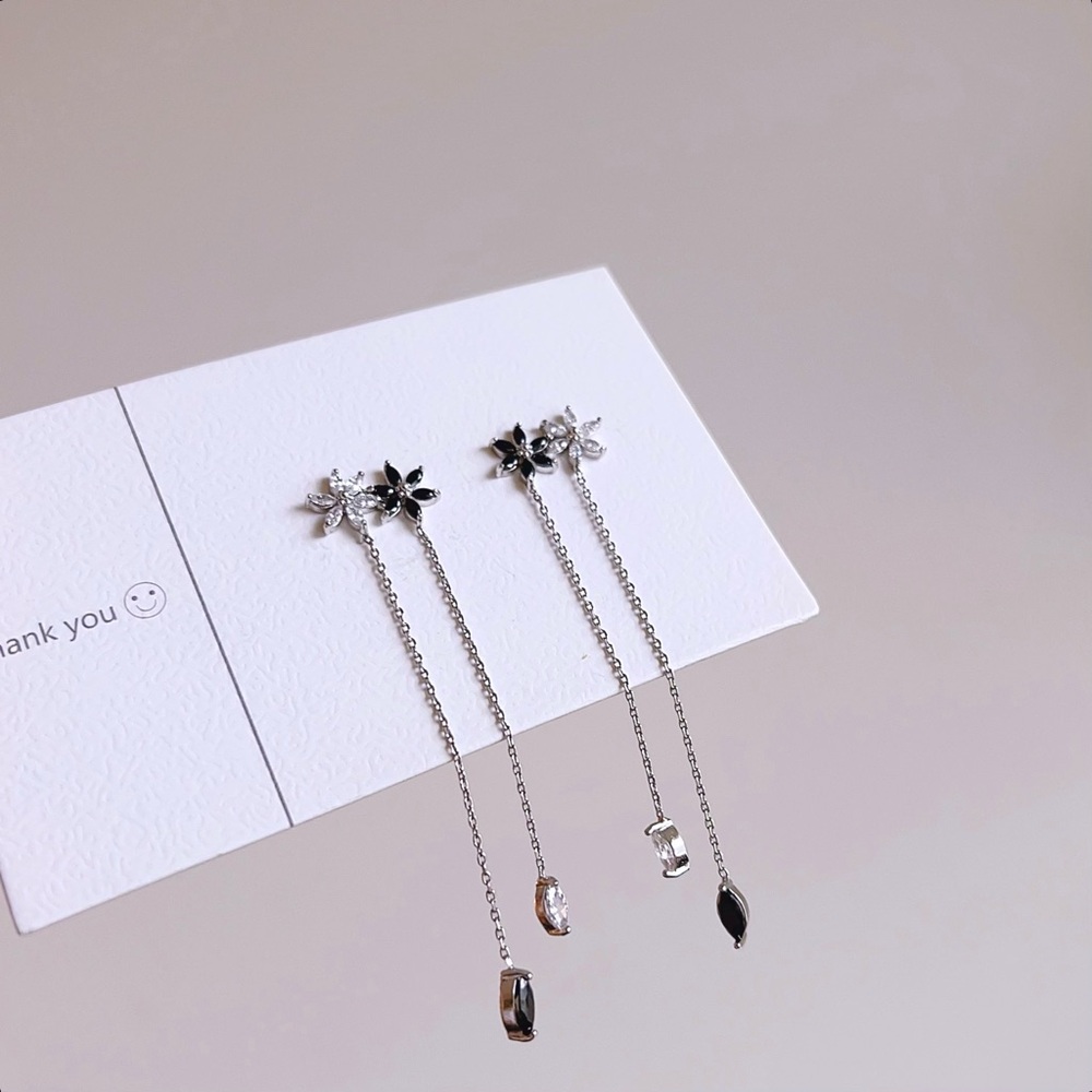 Elegant Blossom Chain Drop Earrings – Black & White Petals. 925 silver-post.